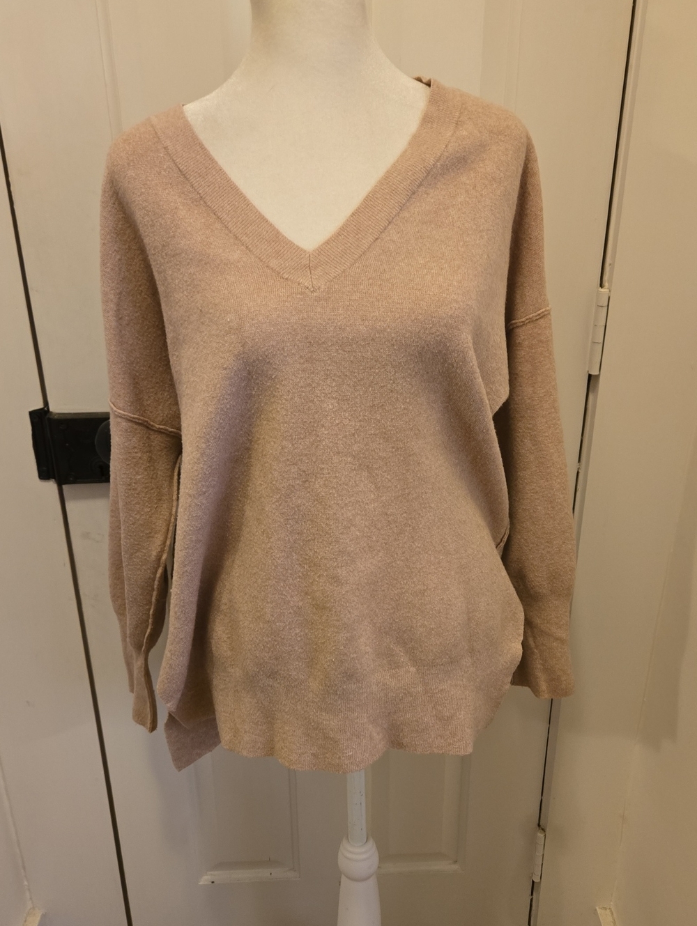 Abercrombie & Fitch V-Neck Raw Hem Sweater in Taupe Small